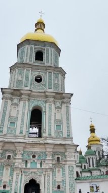 KYIV, UKRAINE - 24 Aralık 2024: Ukrayna 'nın başkenti Kyiv' de Sant Sophia Kilisesi 'nde Noel Ağacı