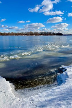 Ukrayna 'nın başkenti Kyiv' de sakin bir kış gününde dondurucu Dnypro Nehri 'nin tadını çıkarıyordu.