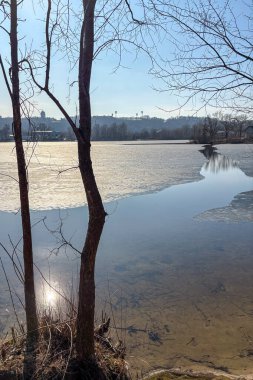 Güneş kışın Dnypro nehrinin üzerinde parlıyor, Kyiv, Ukrayna