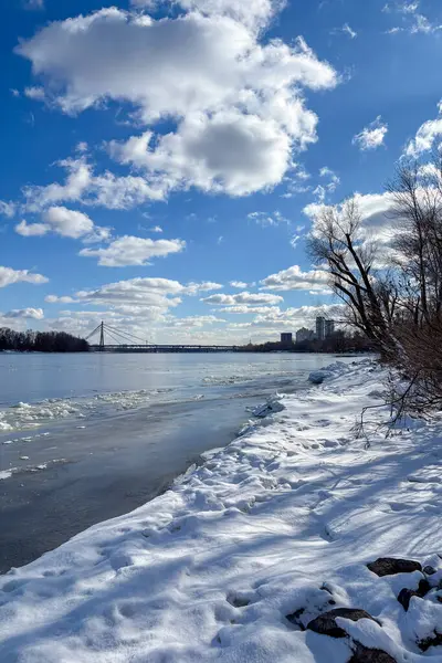 Ukrayna 'nın başkenti Kyiv' de sakin bir kış gününde dondurucu Dnypro Nehri 'nin tadını çıkarıyordu.