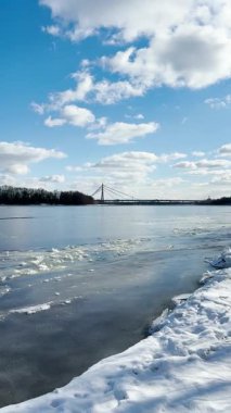 Ukrayna 'nın başkenti Kyiv' de sakin bir kış gününde dondurucu Dnypro Nehri 'nin tadını çıkarıyordu.