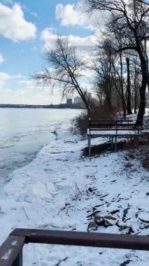 Ukrayna 'nın başkenti Kyiv' de sakin bir kış gününde dondurucu Dnypro Nehri 'nin tadını çıkarıyordu.