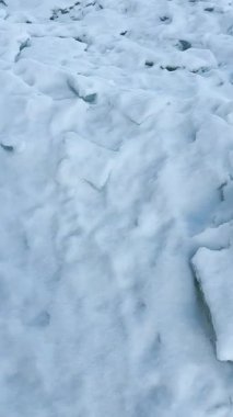 Ukrayna 'nın başkenti Kyiv' de sakin bir kış gününde dondurucu Dnypro Nehri 'nin tadını çıkarıyordu.