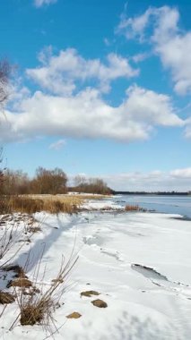 Ukrayna 'nın başkenti Kyiv' de sakin bir kış gününde dondurucu Dnypro Nehri 'nin tadını çıkarıyordu.