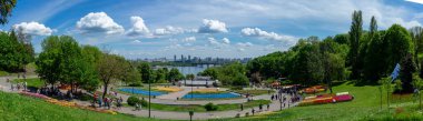 KYIV, UKRAINE - 31 Mayıs 2025: The Song Field in Kyiv, Ukrayna, Dinyeper Nehri 'nin çiçek sergileri, festivalleri ve panoramik manzaralarıyla bilinen popüler bir açık hava mekanıdır..