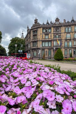 BILBAO, İspanya - 19 Ağustos 2025: Bilbao, İspanya 'da bulutlu havada şehir mimarisi ve kasvetli şehir atmosferiyle sokakta yürümek.