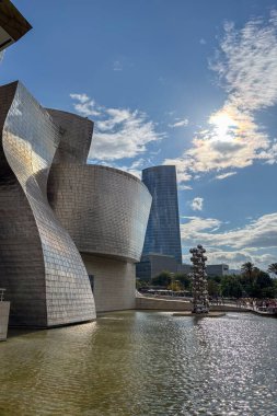 BILBAO, SPAIN - 19 AĞUSTOS 2025: İspanya 'nın Bilbao kentindeki ünlü Guggenheim Müzesi' nin etrafında dolaşmak