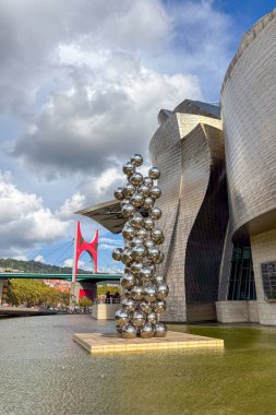 BILBAO, SPAIN - 19 AĞUSTOS 2025: İspanya 'nın Bilbao kentindeki ünlü Guggenheim Müzesi' nin etrafında dolaşmak