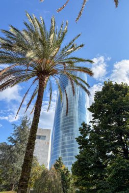 BILBAO, İspanya - 19 Ağustos 2025: Bilbao, İspanya 'da bulutlu havada şehir mimarisi ve kasvetli şehir atmosferiyle sokakta yürümek.