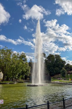 BILBAO, İspanya - 19 Ağustos 2025: Bilbao, İspanya 'da bulutlu havada şehir mimarisi ve kasvetli şehir atmosferiyle sokakta yürümek.