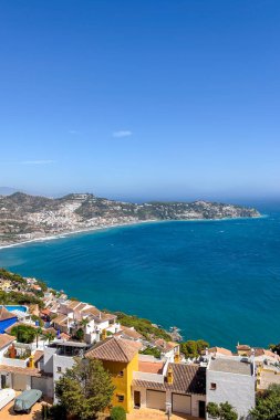 İspanya 'nın Herradura yakınlarındaki denizin turkuaz dalgaları, parlak güneş ışığı altında yavaşça kıyıya doğru yuvarlanıyor..