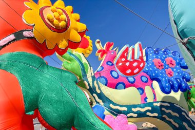 KYIV, UKRAINE - SEPTEMBER 14, 2025: Ukrayna 'nın Kyiv kentindeki Kontraktova Meydanı' nda Maria Prymachenko 'nun çalışmalarından esinlenen New York ikilisi CHIAOZZZA' nın bir sanat kurulumu.