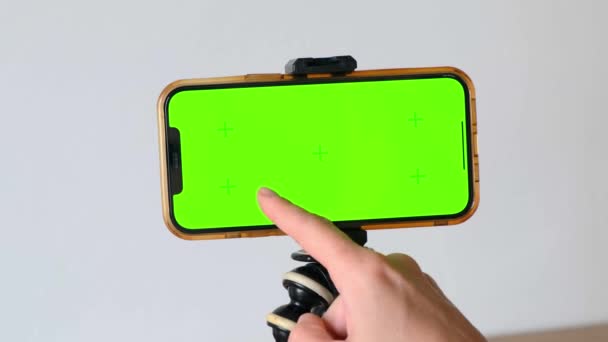 Fingerwische Auf Den Linken Grünen Bildschirm Des Smartphones Horizontal Auf — Stockvideo