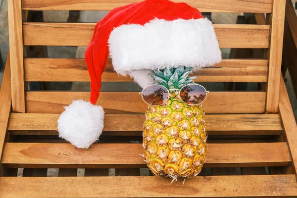 Retrato Relaxante Engraçado Abacaxi Vestindo Óculos Sol Chapéu Papai Noel — Fotografia de Stock