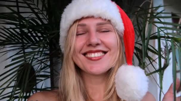 Mulher Natal Jovem Linda Menina Sorridente Vestindo Chapéu Papai Noel — Vídeo de Stock