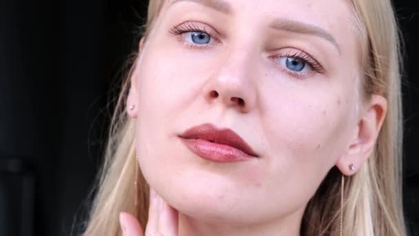 Zbliżenie Kobiet Piękna Twarz Młoda Niebieskooka Blondynka Dotyka Twarzy Patrząc — Wideo stockowe