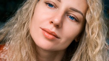 Çekici, gülümseyen, beyaz saçlı, mavi gözlü genç bir kadının portresi. Sağlıklı saçlar. Temiz parlak cilt.