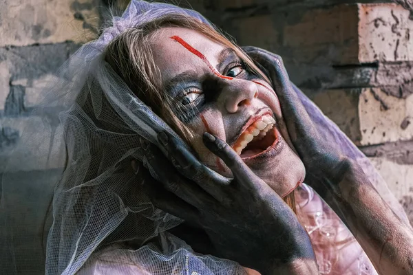 Femme Zombie Mariée Morte Regarde Dans Caméra Rit Nerveusement Faisant — Photo