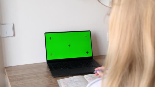 Jovem Estudante Olhando Para Tela Verde Computador Portátil Estudando Aula — Vídeo de Stock