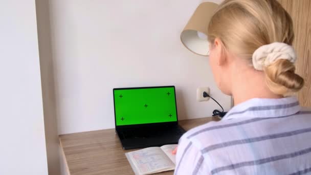 Aprendizagem Online Visão Traseira Mulher Olha Para Tela Verde Laptop — Vídeo de Stock