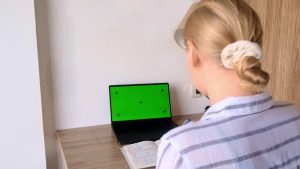 后视镜中的女性手从笔记本电脑绿色屏幕视频课程中写入记事本信息 绿色屏幕 带有Vfx运动跟踪标记 慢动作 — 图库视频影像