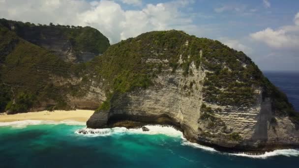 Nsansız Hava Aracı Görüntüleri Okyanustaki Tropik Ada Temiz Turkuaz Kayalara — Stok video