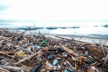 Sahildeki çöpler, Endonezya 'daki çevre kirliliği. Tropik plaj kirliliği.