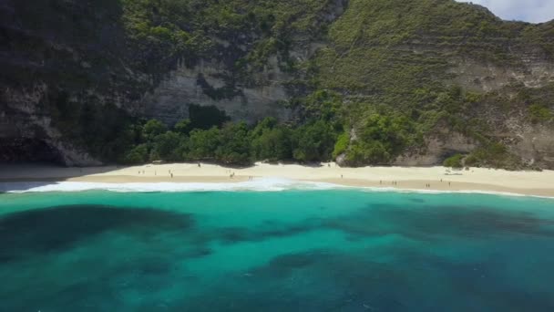 Vista Aérea Praia Kelingking Nusa Penida Indonésia Com Trilha Caminhadas — Vídeo de Stock
