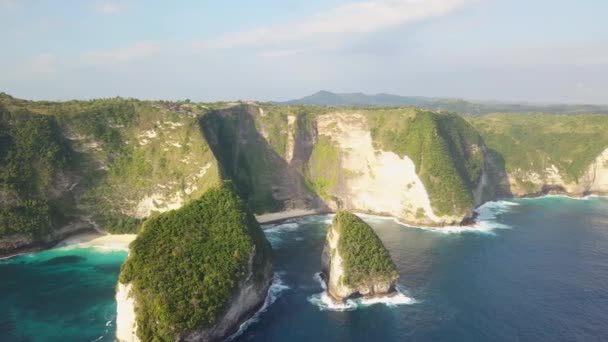 Voo Drone Aéreo Sobre Ondas Perto Penhasco Nusa Penida Indonésia — Vídeo de Stock