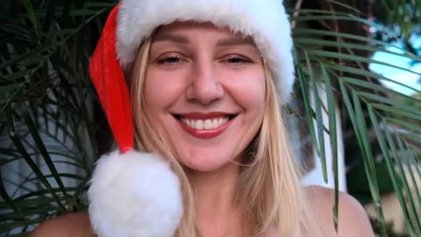 Portret Młodej Pięknej Uśmiechniętej Dziewczyny Noszącej Czapkę Mikołaja Świętuje Boże — Wideo stockowe