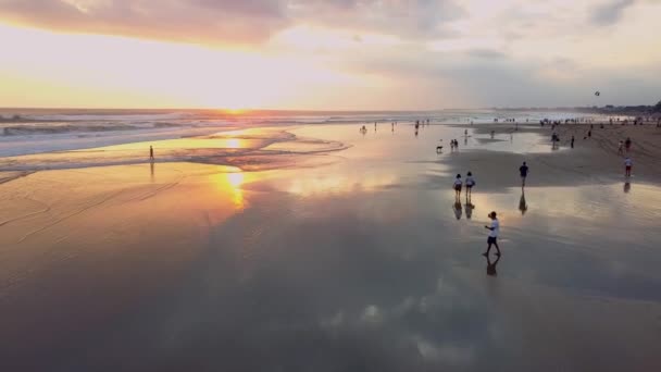 Disparo Dron Cinematográfico Puesta Sol Sobre Las Olas Del Océano — Vídeo de stock