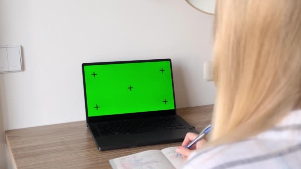 Voltar Vista Mulher Mãos Escrevendo Informações Notepad Laptop Tela Verde — Vídeo de Stock