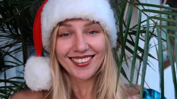Lustig Lächelnde Blonde Frau Mit Weihnachtsmütze Die Die Kamera Schaut — Stockvideo