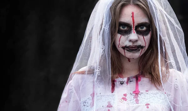 Portrait Femme Zombie Robe Mariée Avec Voile Maquillage Scène Regardant — Photo