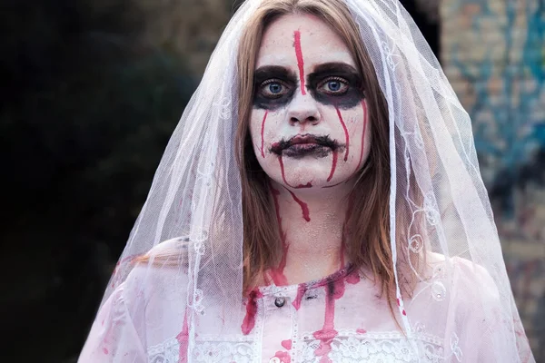 Portrait Femme Zombie Robe Mariée Avec Voile Maquillage Scène Regardant — Photo