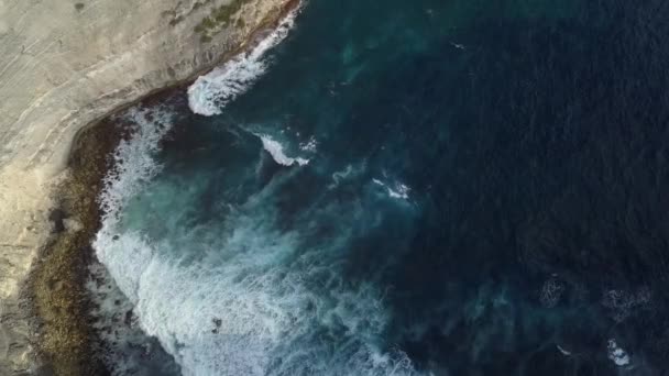 Widok Powietrza Morze Skały Turkusowe Tło Wody Góry Widok Letni — Wideo stockowe