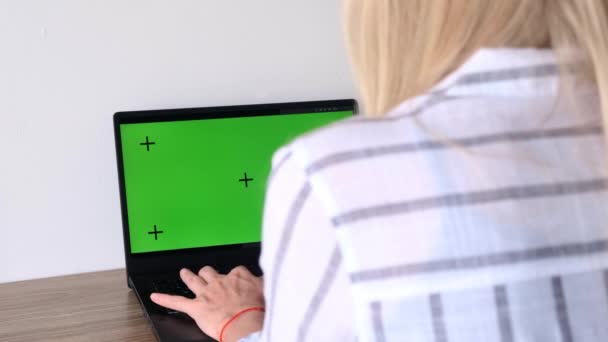 Sobre Vista Ombro Mulher Jovem Usando Laptop Com Tela Verde — Vídeo de Stock