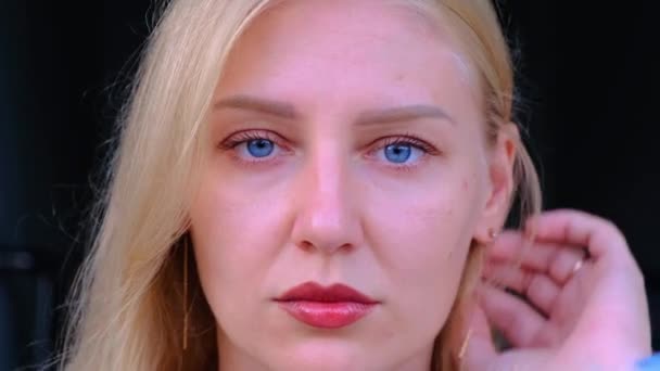Porträt Einer Jungen Schönen Traurigen Blauäugigen Blonden Frau Die Auf — Stockvideo