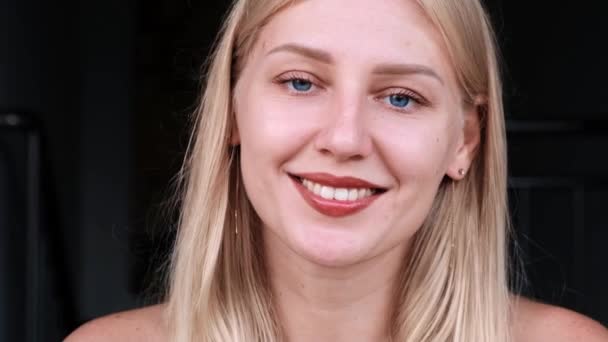 Portret Uśmiechniętej Pięknej Niebieskookiej Kobiety Patrzącej Kamerę Dziewczyna Mówi Kamery — Wideo stockowe