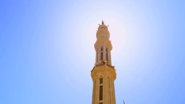 Minaret Moskén Visa Underifrån Hög Minaret Mot Blå Klar Himmel — Stockvideo