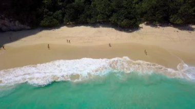 Temiz kumsalın hava aracı görüntüsü. Hint Okyanusu kıyısında. Mavi dalgalar kıyıya çarpıyor. Uzayı metin için kopyala. Doğa ve seyahat. Yaz tatili için güzel seyahat konsepti. Dalgalar ve kum.