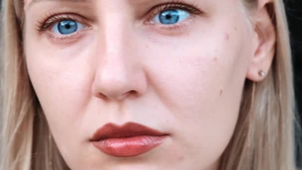 Natuurlijke Schoonheid Zelfverzorging Jonge Aantrekkelijke Blonde Vrouw Met Blauwe Ogen — Stockvideo