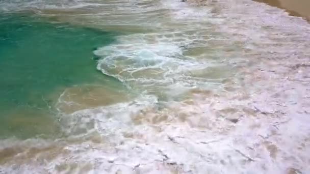 きれいな砂浜の空中ドローンビュー インド洋沿岸 海岸で青い波がクラッシュします テキストのスペースをコピーします 自然と旅 夏休みのための美しい旅行のコンセプト 波と砂 — ストック動画