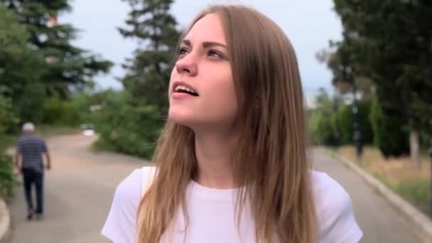 Beautiful Self Confident Outdoor Smiling Portrait Relaxed Young Woman Walking — Vídeo de stock