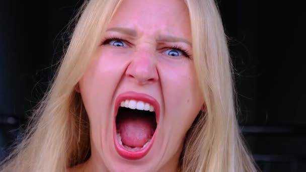 Wütende Frau Schreit Mit Weit Aufgerissenem Mund Und Schaut Böswillig — Stockvideo