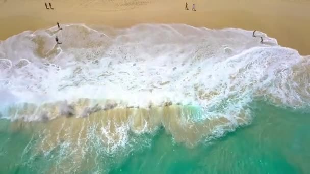 Vista Aérea Del Dron Playa Arena Limpia Costa Del Océano — Vídeos de Stock