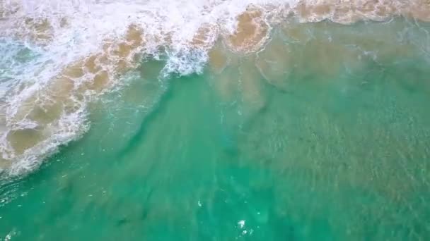 Widok Góry Piękną Piaszczystą Plażę Lazurową Wodą Morską Rozprzestrzenianie Się — Wideo stockowe