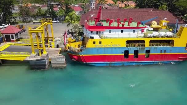 Drone Filmagem Transporte Descarga Ferry Corredor Ferry Transporta Carros Motos — Vídeo de Stock