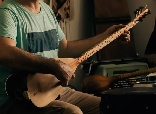 Mann Spielt Türkisches Musikinstrument Baglama Lokaler Kleidung Baglama Ist Das — Stockfoto