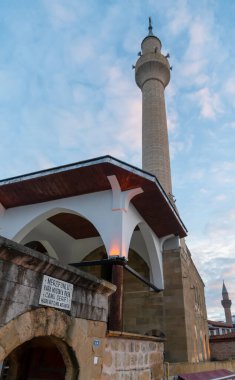 Merzifon, Türkiye - 27 Kasım 2022: Merzifonlu Kara Mustafa Paşa Camii 'nin dikey görüntüsü. Cami daha popüler bir turizm merkezi..